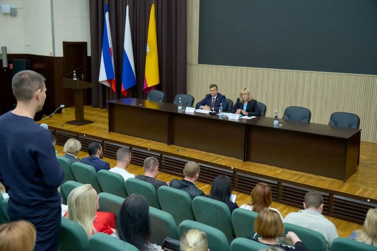 Понедельник по традиции начинаем с городской планёрки Понедельник по традиции начинаем с городской планёрки