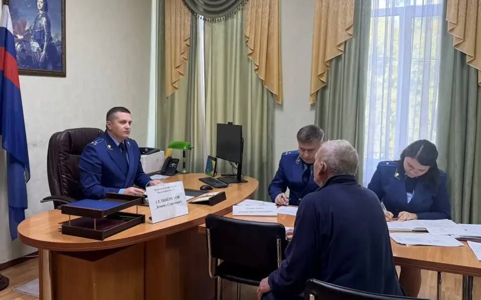 Заместитель прокурора Крыма Леонид Селивёрстов провел выездной прием жителей Феодосии Заместитель прокурора Крыма Леонид Селивёрстов провел выездной прием жителей Феодосии