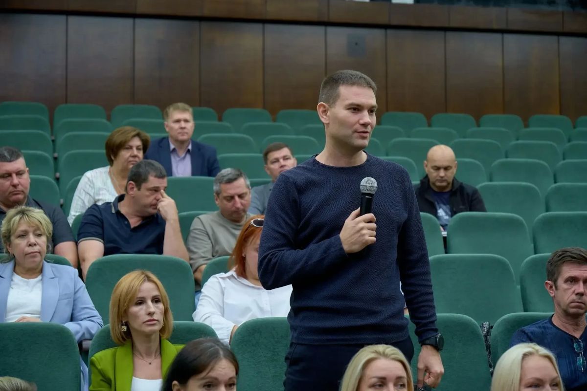 Понедельник по традиции начинаем с городской планёрки Понедельник по традиции начинаем с городской планёрки