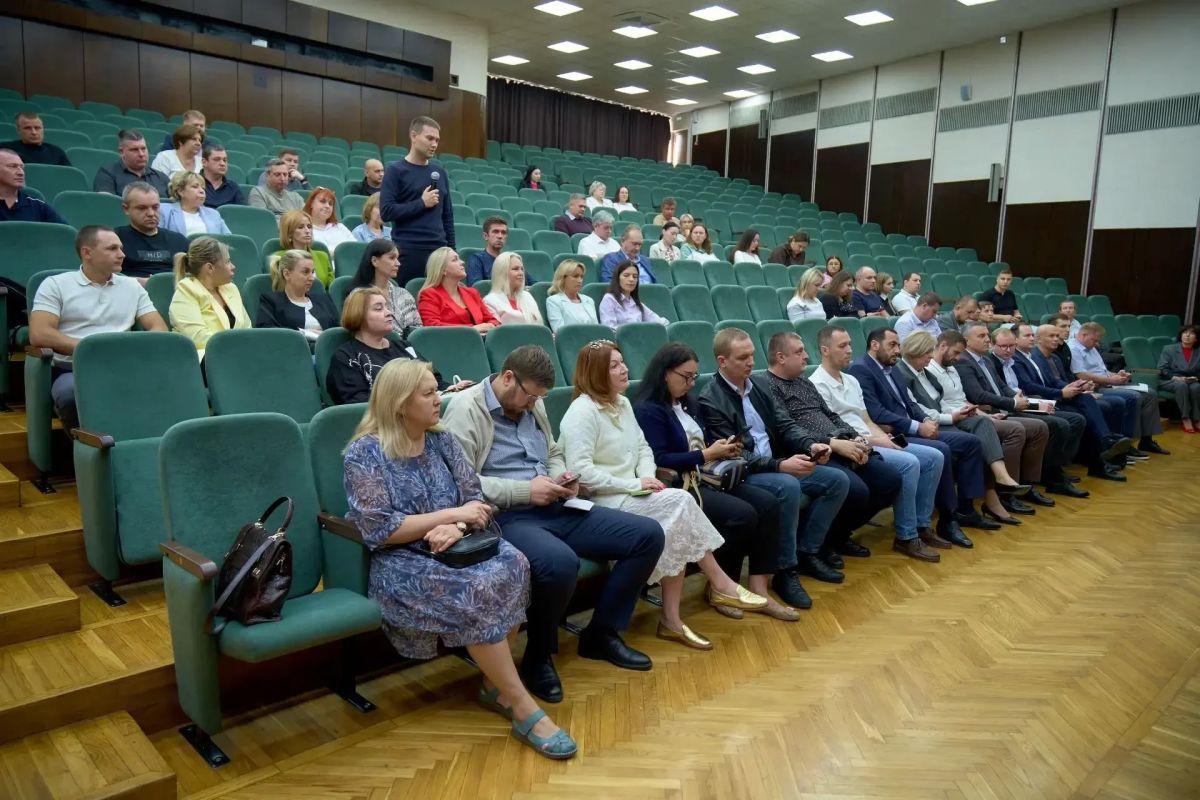 Понедельник по традиции начинаем с городской планёрки Понедельник по традиции начинаем с городской планёрки
