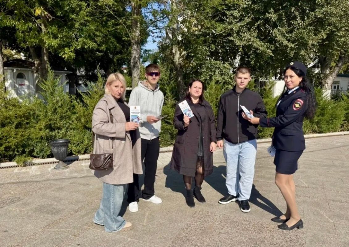 В Евпатории полицейские провели антинаркотические беседы с жителями и гостями города В Евпатории полицейские провели антинаркотические беседы с жителями и гостями города