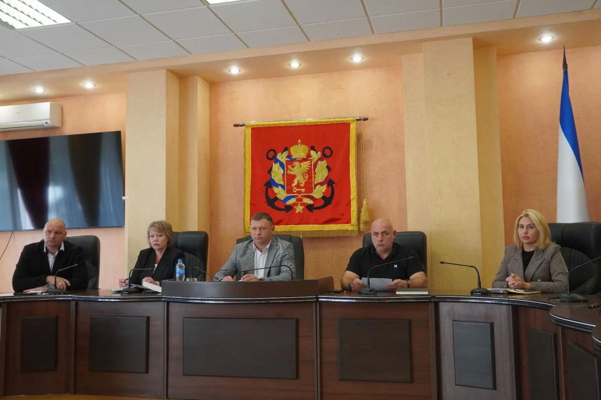 Игорь Крутьков: Провёл аппаратное совещание с главой муниципального образования Денисом Колесником, заместителями, сотрудниками администрации и руководителями ресурсоснабжающих организаций