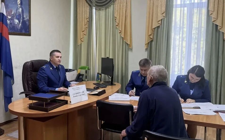 Заместитель прокурора Крыма Леонид Селивёрстов провел выездной прием жителей Феодосии Заместитель прокурора Крыма Леонид Селивёрстов провел выездной прием жителей Феодосии