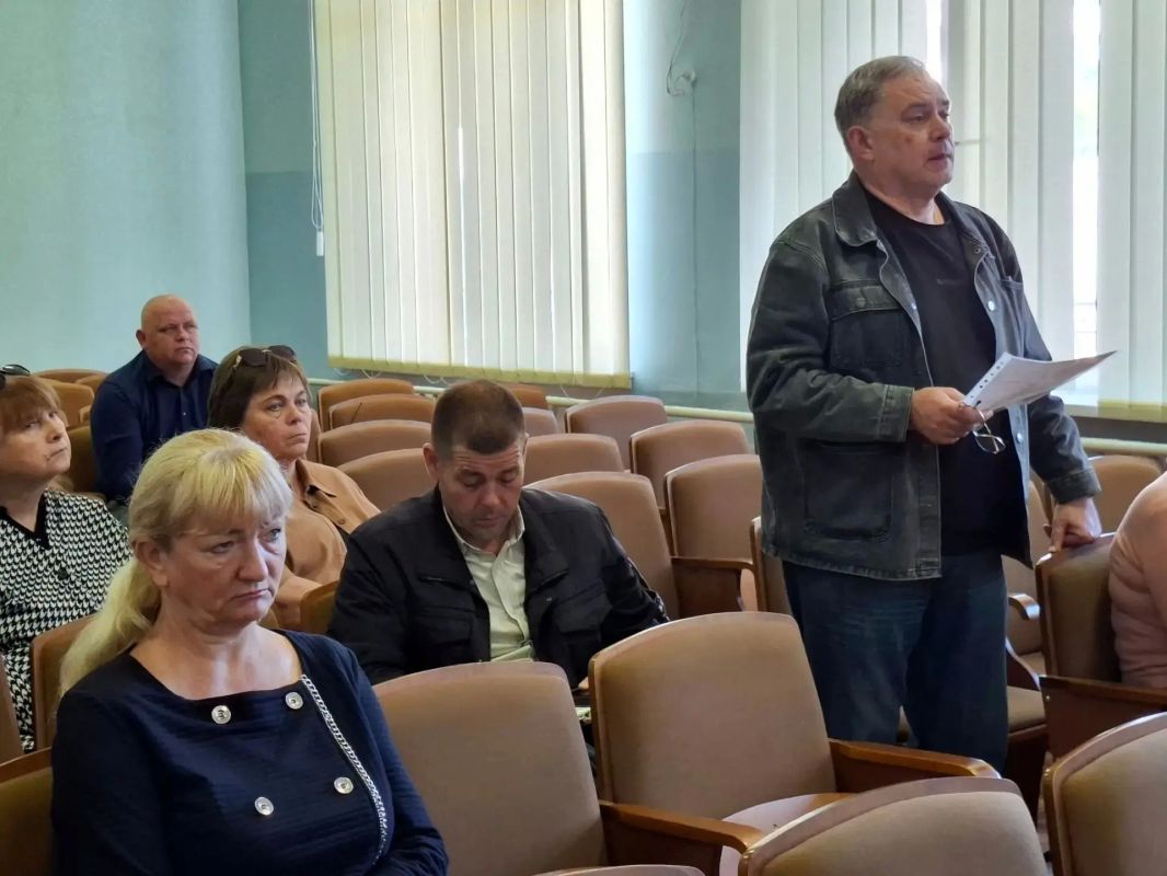 Сегодня глава администрации Советского района Александр Харламов провел аппаратное совещание по социально значимым вопросам района с руководителями структурных подразделений администрации, организаций и служб Советского... Сегодня глава администрации Советского района Александр Харламов провел аппаратное совещание по социально значимым вопросам района с руководителями структурных подразделений администрации, организаций и служб Советского...