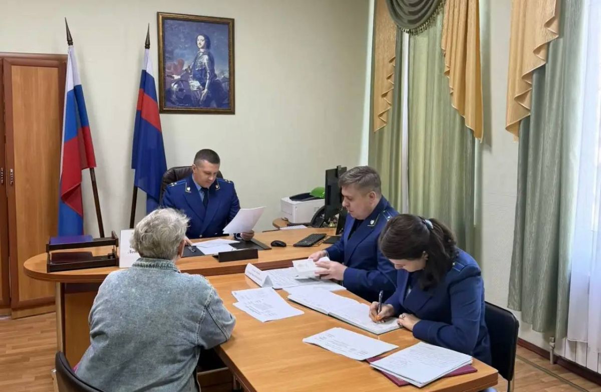 Заместитель прокурора Крыма Леонид Селивёрстов провел выездной прием жителей Феодосии Заместитель прокурора Крыма Леонид Селивёрстов провел выездной прием жителей Феодосии