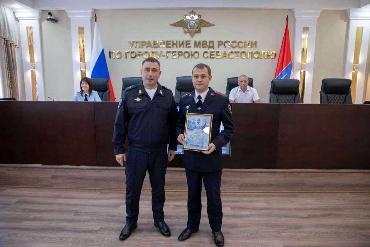 Начальник УМВД России по г.Севастополю генерал-майор полиции Сергей Сигунов поздравил личный состав трех служб с профессиональными праздниками Начальник УМВД России по г.Севастополю генерал-майор полиции Сергей Сигунов поздравил личный состав трех служб с профессиональными праздниками