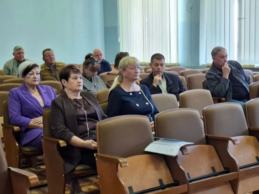 Сегодня глава администрации Советского района Александр Харламов провел аппаратное совещание по социально значимым вопросам района с руководителями структурных подразделений администрации, организаций и служб Советского... Сегодня глава администрации Советского района Александр Харламов провел аппаратное совещание по социально значимым вопросам района с руководителями структурных подразделений администрации, организаций и служб Советского...