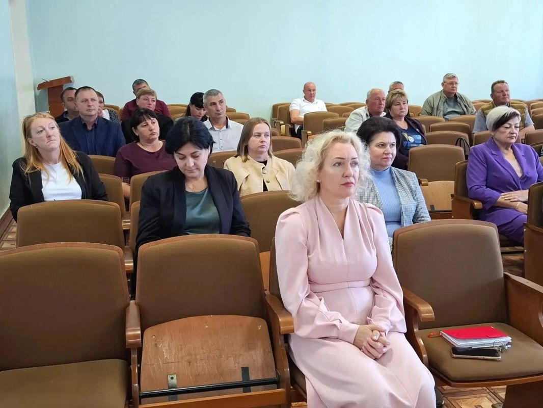 Сегодня глава администрации Советского района Александр Харламов провел аппаратное совещание по социально значимым вопросам района с руководителями структурных подразделений администрации, организаций и служб Советского... Сегодня глава администрации Советского района Александр Харламов провел аппаратное совещание по социально значимым вопросам района с руководителями структурных подразделений администрации, организаций и служб Советского...