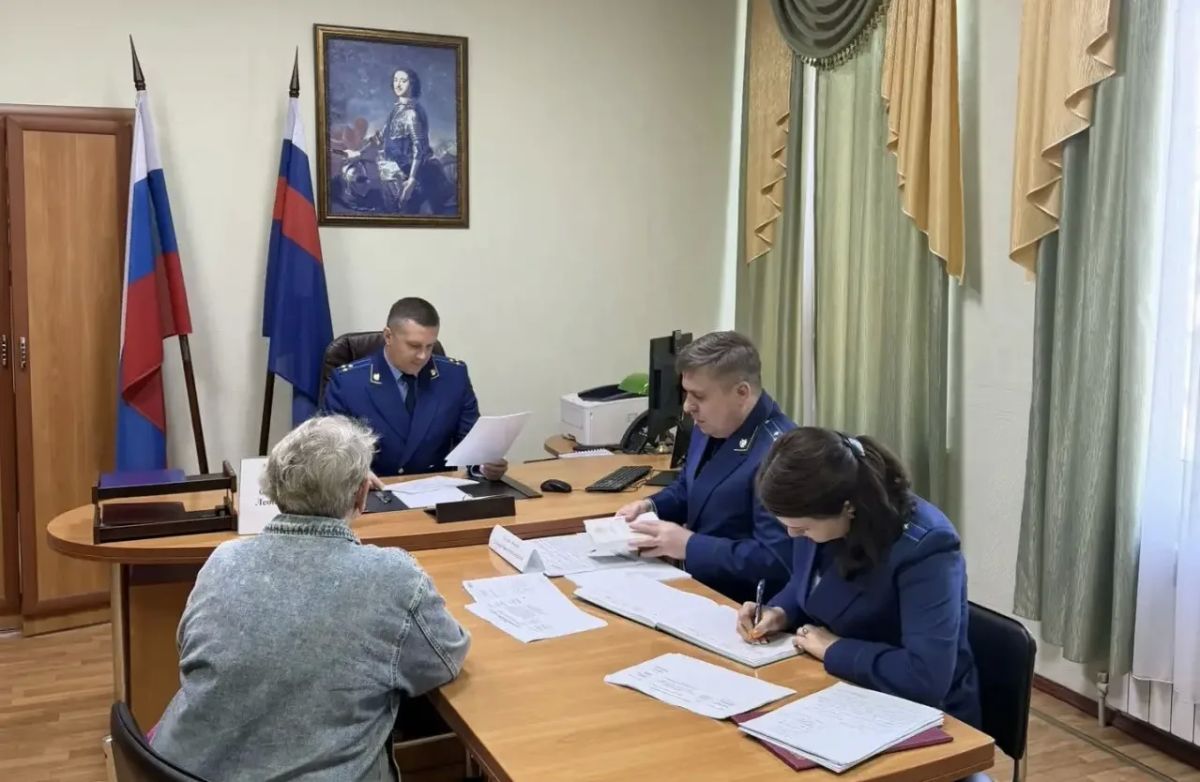 Заместитель прокурора Крыма Леонид Селивёрстов провел выездной прием жителей Феодосии Заместитель прокурора Крыма Леонид Селивёрстов провел выездной прием жителей Феодосии