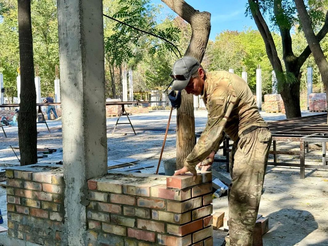 В Евпатории продолжается благоустройство парка В Евпатории продолжается благоустройство парка