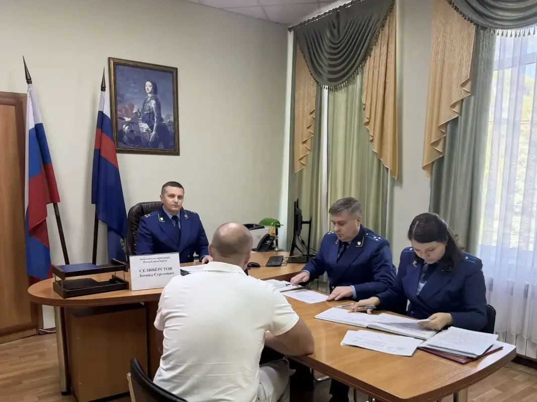 Заместитель прокурора Крыма Леонид Селивёрстов провел выездной прием жителей Феодосии Заместитель прокурора Крыма Леонид Селивёрстов провел выездной прием жителей Феодосии