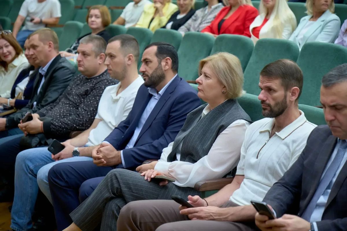 Понедельник по традиции начинаем с городской планёрки Понедельник по традиции начинаем с городской планёрки