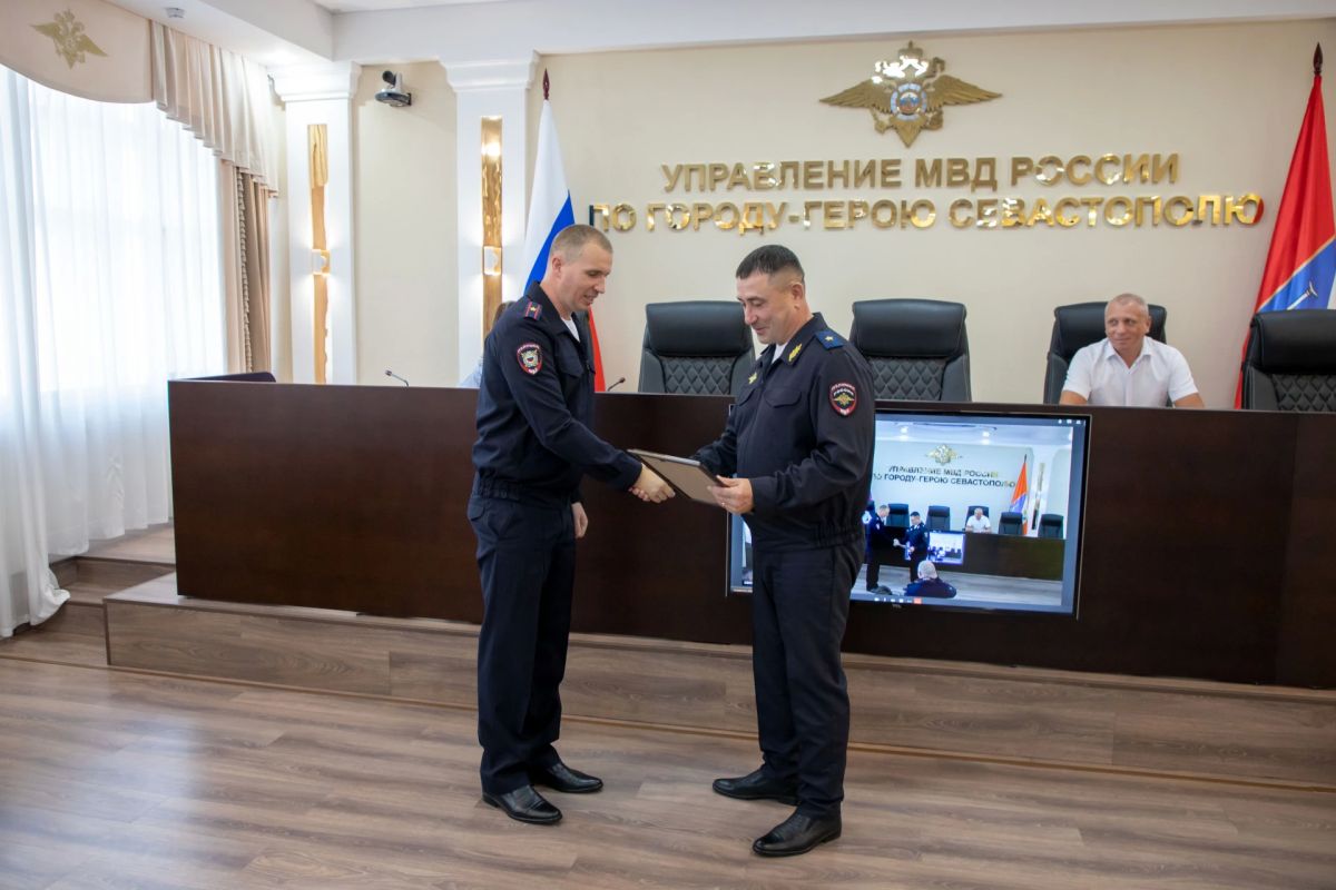 Начальник УМВД России по г.Севастополю генерал-майор полиции Сергей Сигунов поздравил личный состав трех служб с профессиональными праздниками Начальник УМВД России по г.Севастополю генерал-майор полиции Сергей Сигунов поздравил личный состав трех служб с профессиональными праздниками