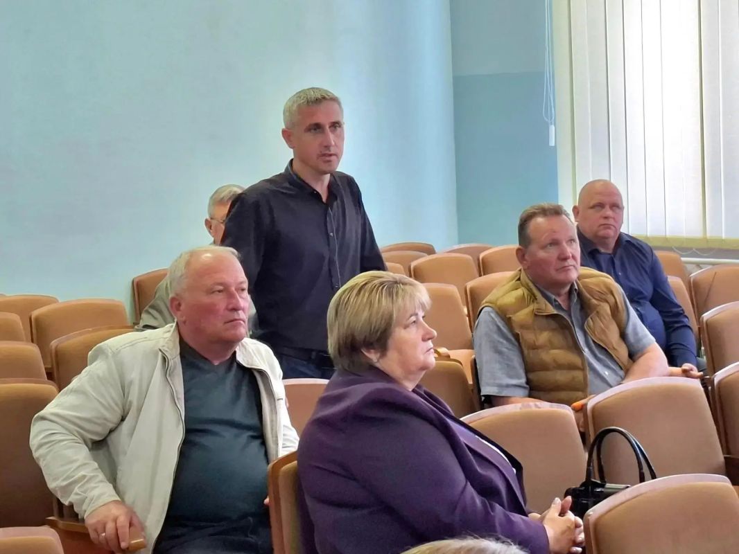 Сегодня глава администрации Советского района Александр Харламов провел аппаратное совещание по социально значимым вопросам района с руководителями структурных подразделений администрации, организаций и служб Советского... Сегодня глава администрации Советского района Александр Харламов провел аппаратное совещание по социально значимым вопросам района с руководителями структурных подразделений администрации, организаций и служб Советского...