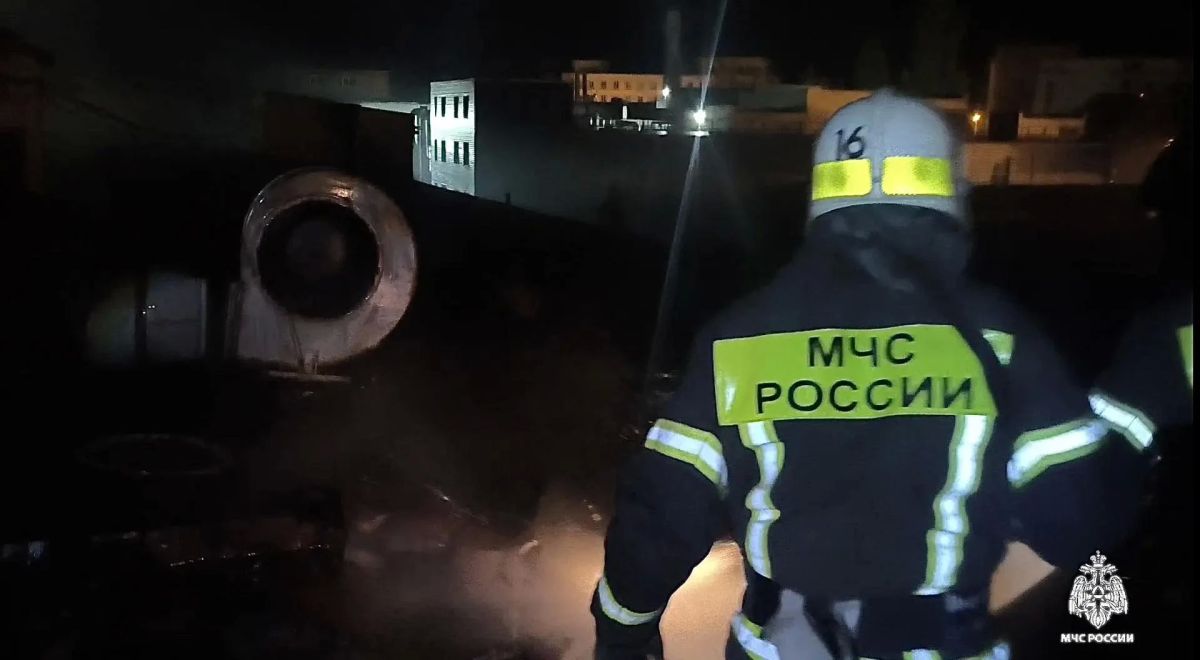 На рыбоконсервном заводе в Керчи потушили горящий склад