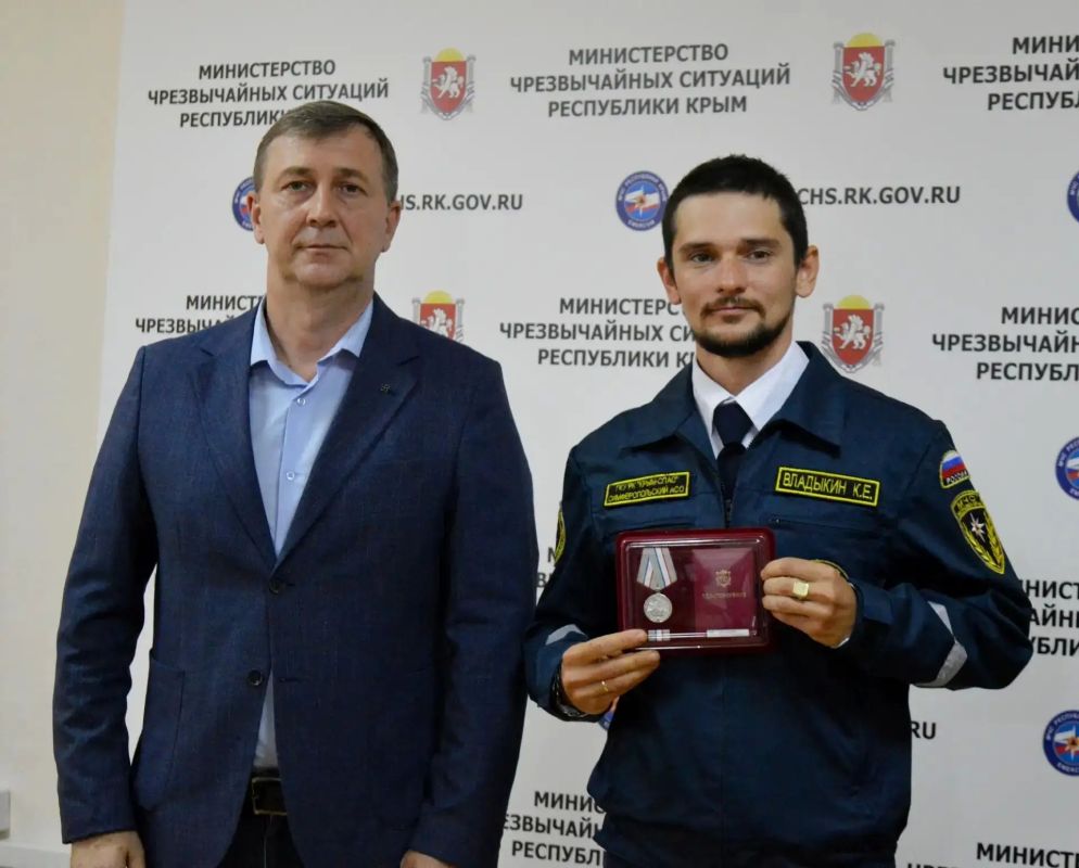 В Крыму наградили спасателей за поисковую операцию в пещерах В Крыму наградили спасателей за поисковую операцию в пещерах