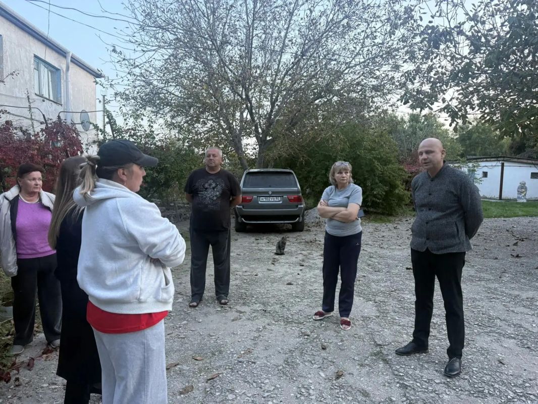 Глава администрации Советского района Александр Харламов совместно с председателем Советского районного совета Викторией Грицай провели встречу с жителями многоквартирного дома в селе Заветном Глава администрации Советского района Александр Харламов совместно с председателем Советского районного совета Викторией Грицай провели встречу с жителями многоквартирного дома в селе Заветном