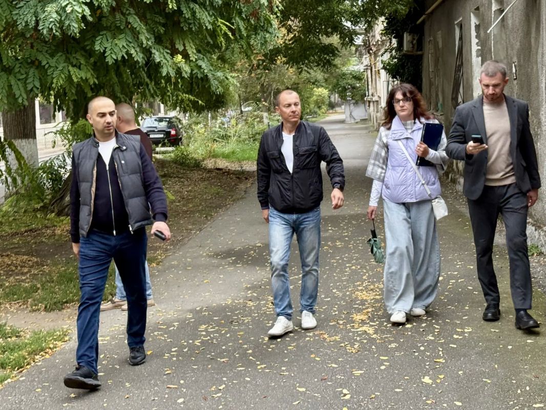 Виталий Оганесян: С коллегами из департамента городского хозяйства, муниципальных предприятий «Порядок» и «Комбинат благоустройства» проверили качество санитарной очистки улиц Перекопской, Эскадронной, Революции...