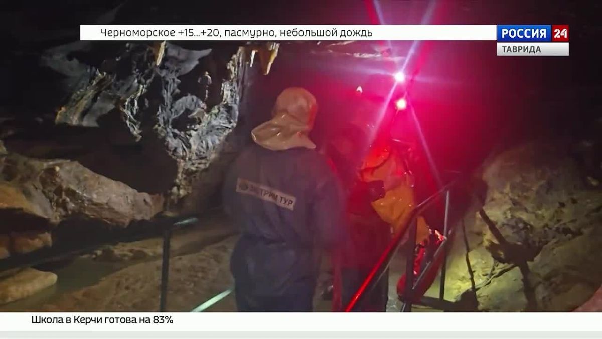 Крымских спасателей наградили за помощь заблудившимся в Красных пещерах