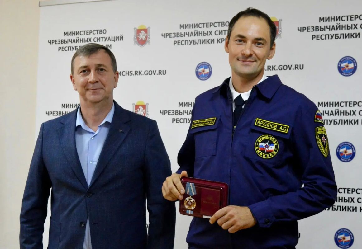 В Крыму наградили спасателей за поисковую операцию в пещерах В Крыму наградили спасателей за поисковую операцию в пещерах