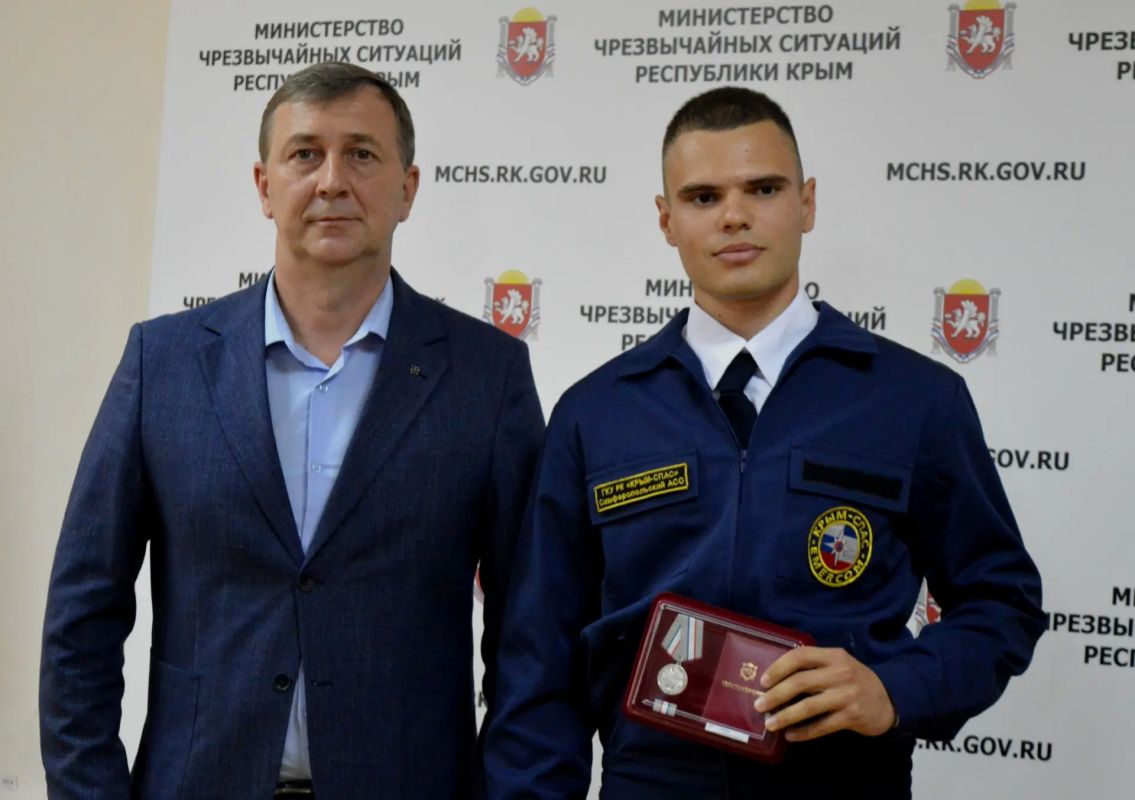 За подвиг под землей. В МЧС Республики Крым состоялось награждение сотрудников Симферопольского АСО ГКУ РК "КРЫМ-СПАС" В мероприятии приняли участие министр чрезвычайных ситуаций Республики Крым Алексей Ерёменко, сотрудники... За подвиг под землей. В МЧС Республики Крым состоялось награждение сотрудников Симферопольского АСО ГКУ РК "КРЫМ-СПАС" В мероприятии приняли участие министр чрезвычайных ситуаций Республики Крым Алексей Ерёменко, сотрудники...