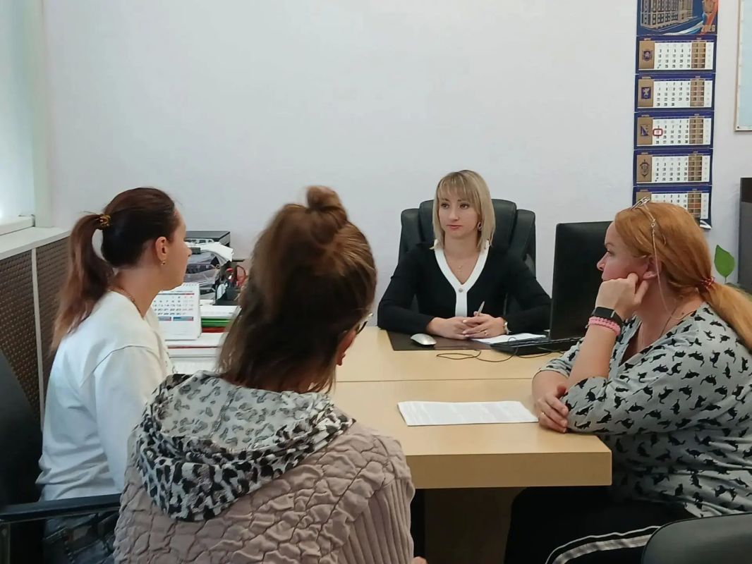 Начальник Инспекции по жилищному надзору Республики Крым Елена Кухоль, заместитель начальника Инспекции Сергей Гавриленко, провели личный прием граждан
