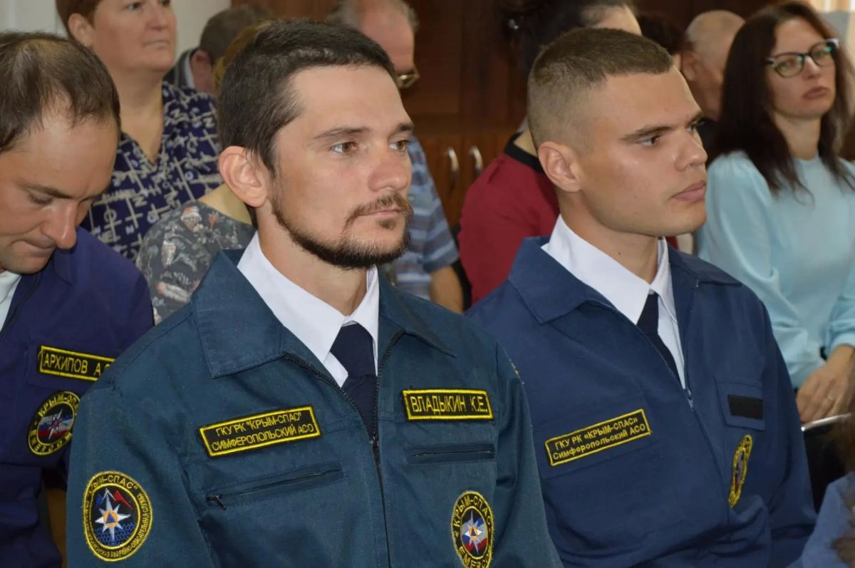 Ордена и медали получили крымские спасатели, которые пришли на выручку спелеологам в Красной пещере