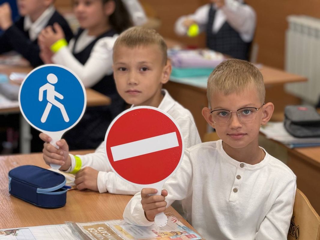 Сотрудники Госавтоинспекции провели для первоклассников урок дорожной безопасности Сотрудники Госавтоинспекции провели для первоклассников урок дорожной безопасности