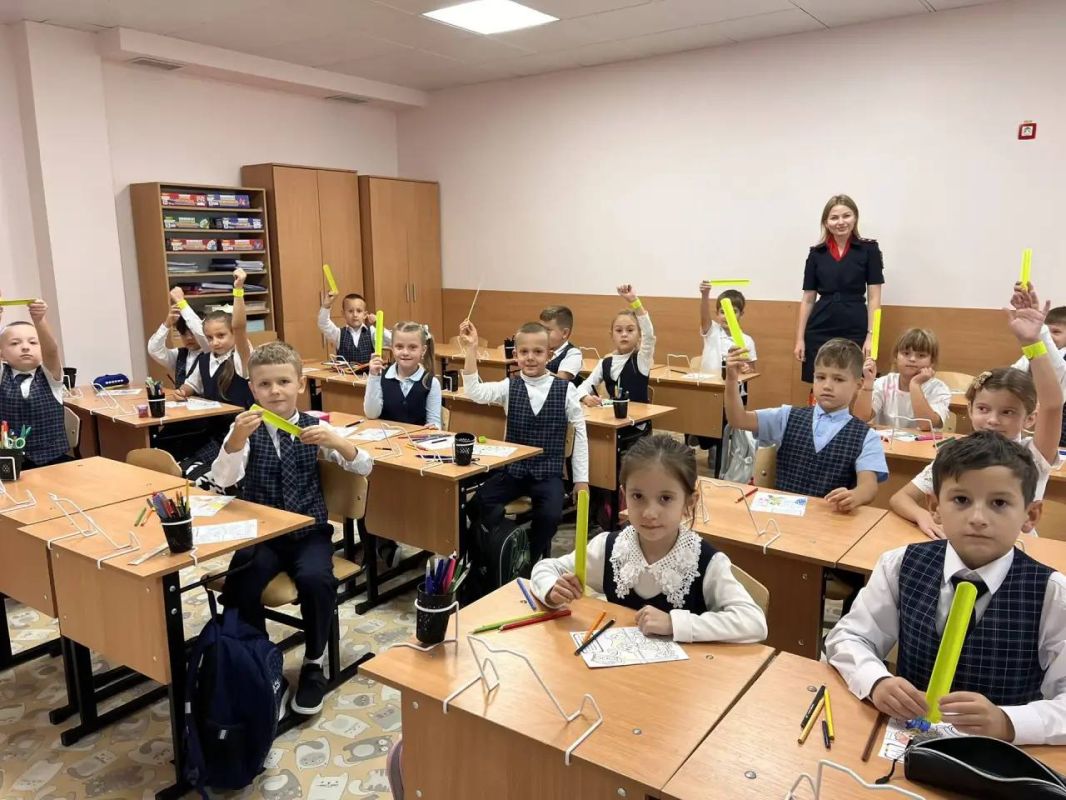 Сотрудники Госавтоинспекции провели для первоклассников урок дорожной безопасности Сотрудники Госавтоинспекции провели для первоклассников урок дорожной безопасности