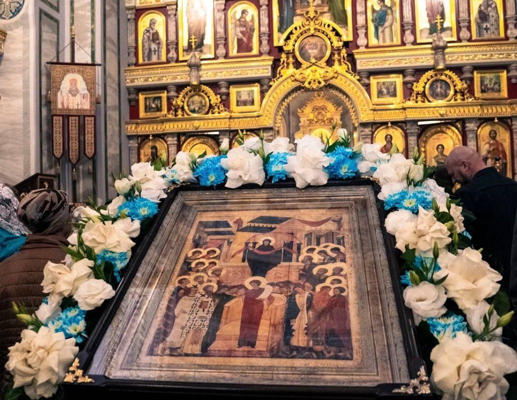 Михаил Афанасьев: Уважаемые симферопольцы и гости крымской столицы! От всей души поздравляю вас с великим праздником – Покровом Пресвятой Богородицы!