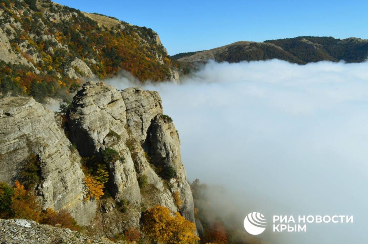 Невероятные виды на крымские просторы открываются со скалы Козырек Невероятные виды на крымские просторы открываются со скалы Козырек
