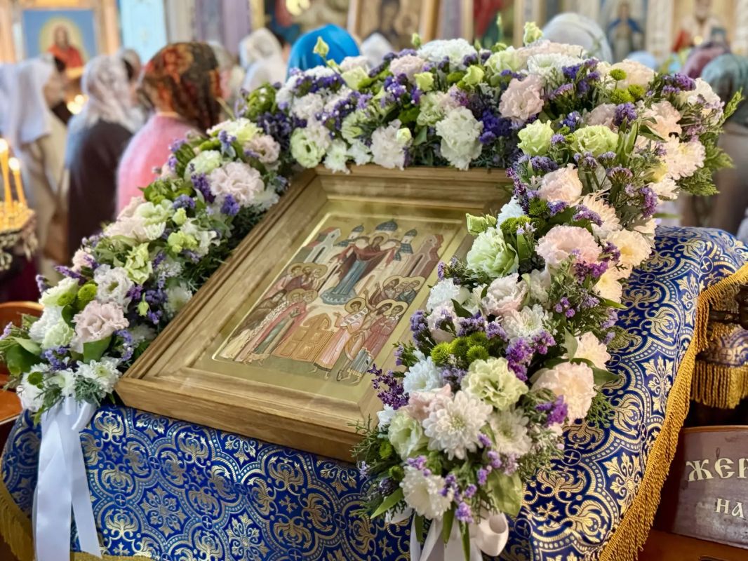 Дорогие друзья!. . Сердечно поздравляю всех православных христиан с великим праздником Покрова Пресвятой Богородицы! Этот светлый день наполнен особой благодатью и напоминает нам о заступничестве и милости Божией Матери