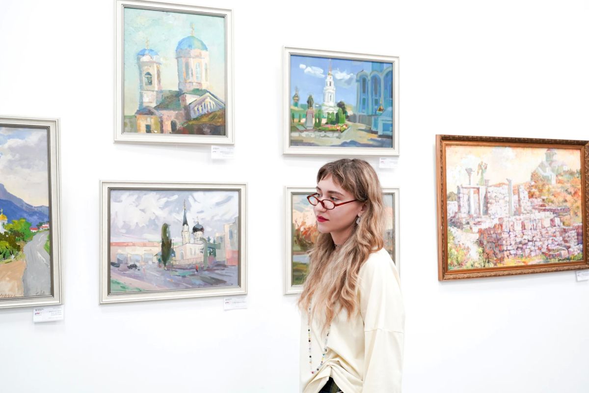 В Доме молодежи открылась выставка «Храмы на рассвете»