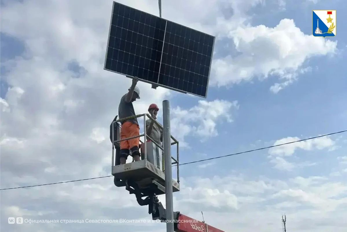 В Севастополе на переходах и остановках ставят автономное освещение