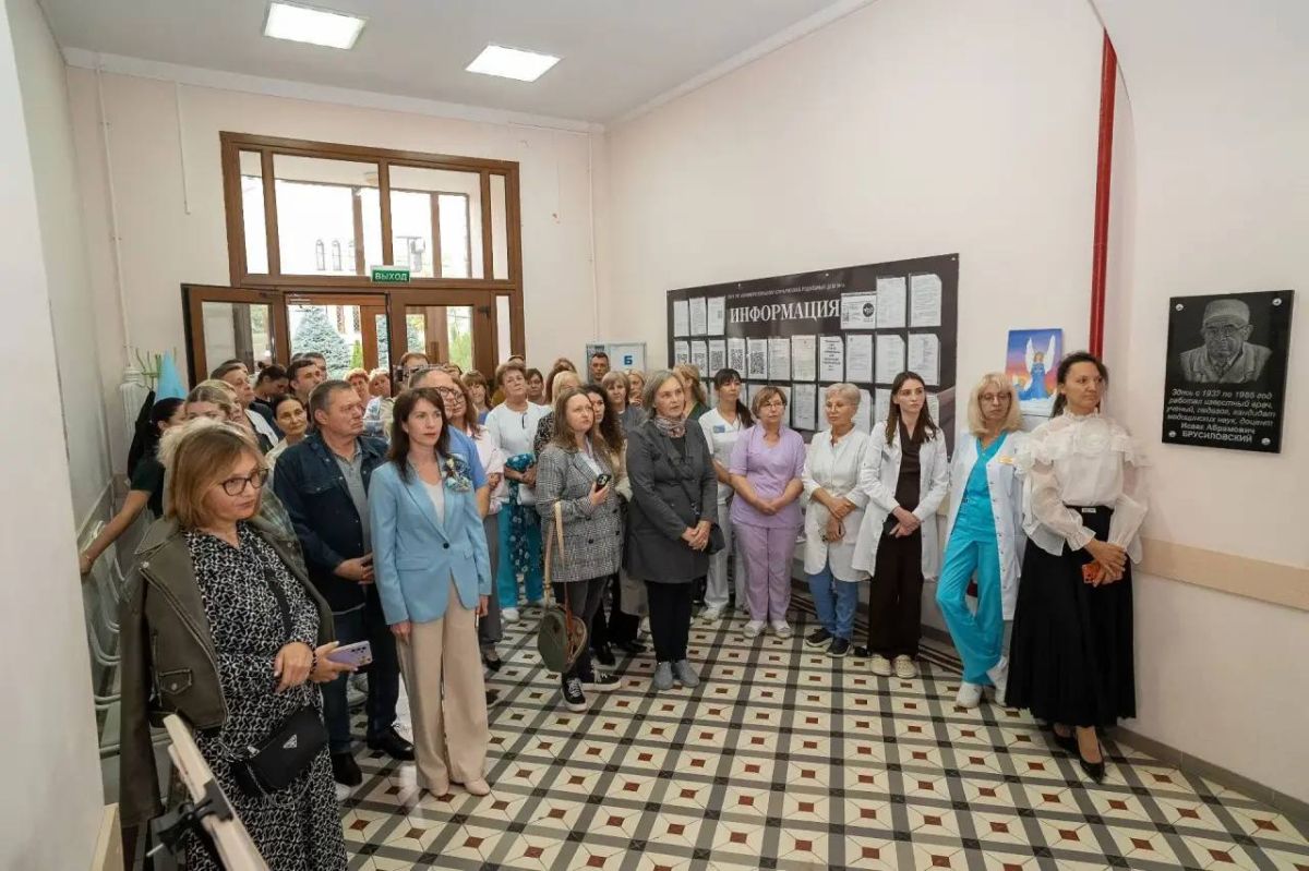 В Симферопольском клиническом роддоме № 1 состоялась художественная выставка «Симферополь. 1 роддом. Начало» В Симферопольском клиническом роддоме № 1 состоялась художественная выставка «Симферополь. 1 роддом. Начало»