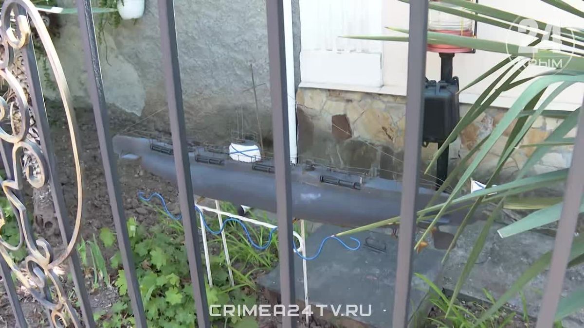 В Севастополе волонтёры украшают фасад городской больницы сказочными рисунками