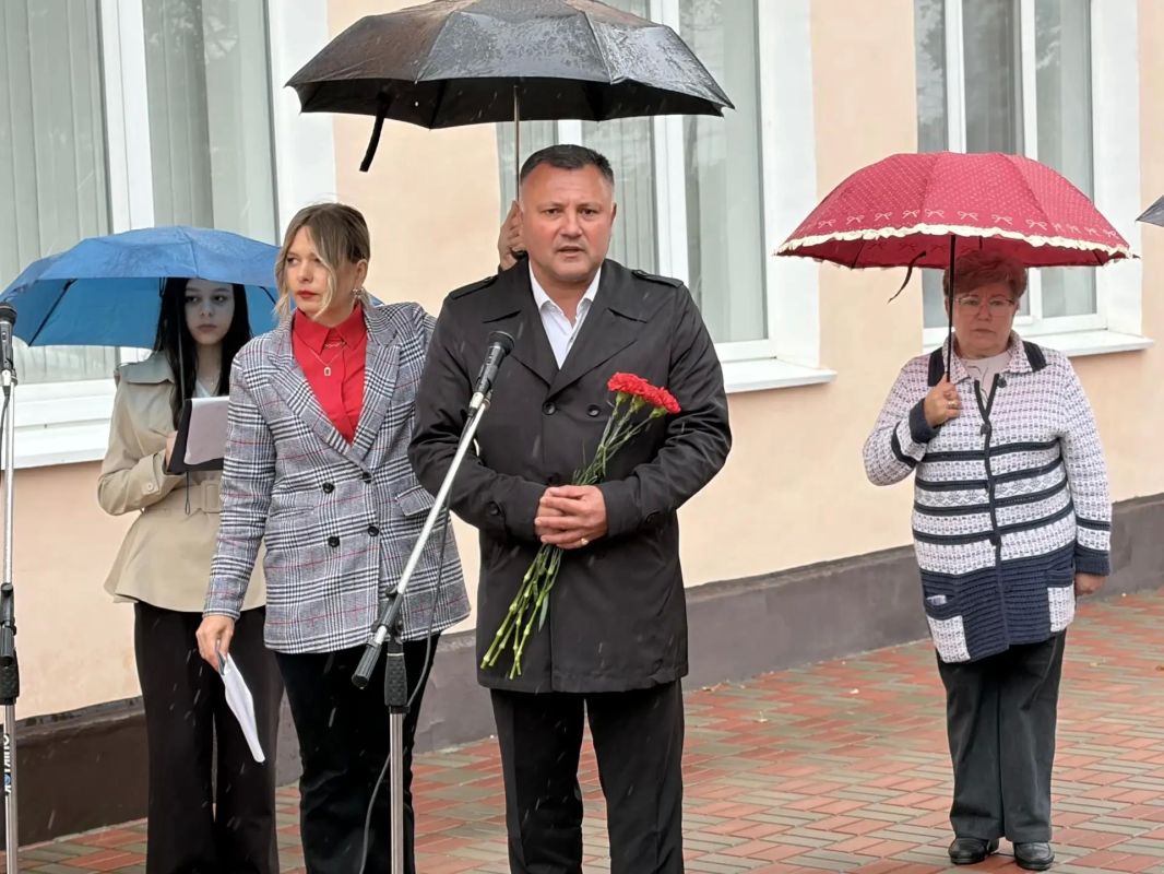 В средней школе №3 им. Героя Советского Союза Я.И.Чапичева состоялась церемония открытия мемориальных досок в память о героях, погибших в ходе специальной военной операции – Измаилову Серану Кавляметовичу, Субачеву... В средней школе №3 им. Героя Советского Союза Я.И.Чапичева состоялась церемония открытия мемориальных досок в память о героях, погибших в ходе специальной военной операции – Измаилову Серану Кавляметовичу, Субачеву...