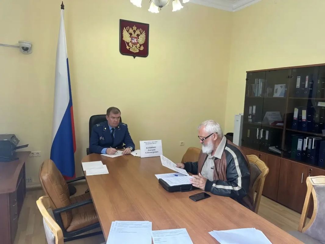 Заместитель прокурора Крыма Дмитрий Капинос провел прием жителей региона Заместитель прокурора Крыма Дмитрий Капинос провел прием жителей региона