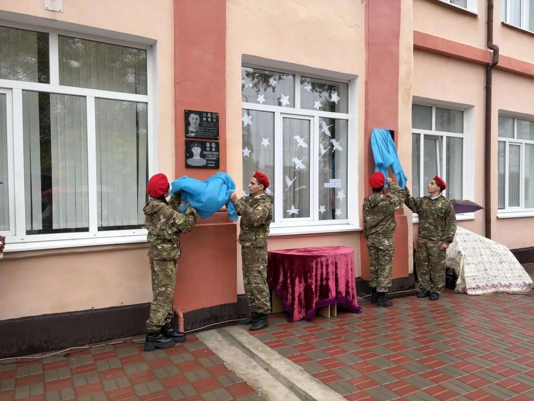 В средней школе №3 им. Героя Советского Союза Я.И.Чапичева состоялась церемония открытия мемориальных досок в память о героях, погибших в ходе специальной военной операции – Измаилову Серану Кавляметовичу, Субачеву... В средней школе №3 им. Героя Советского Союза Я.И.Чапичева состоялась церемония открытия мемориальных досок в память о героях, погибших в ходе специальной военной операции – Измаилову Серану Кавляметовичу, Субачеву...