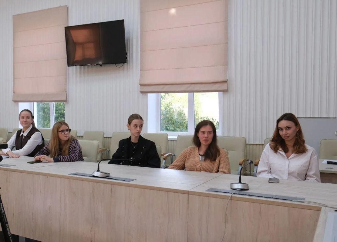 В Ялте утверждён новый состав Молодёжного совета В Ялте утверждён новый состав Молодёжного совета
