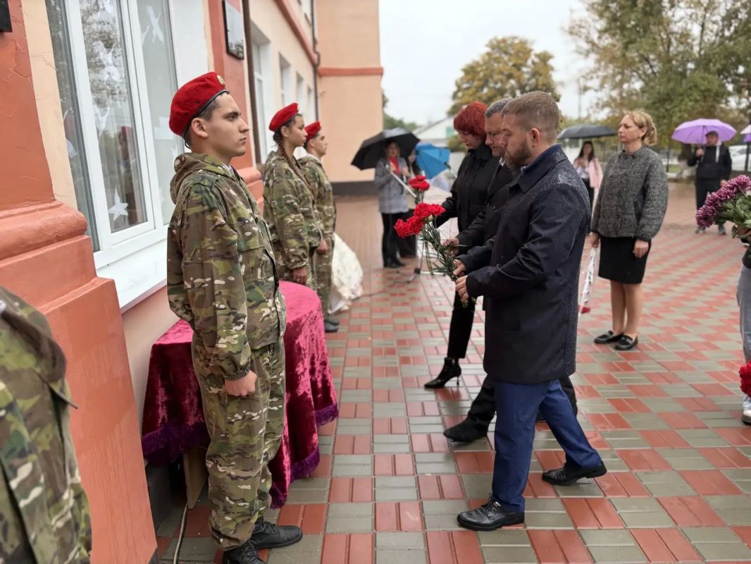 В средней школе №3 им. Героя Советского Союза Я.И.Чапичева состоялась церемония открытия мемориальных досок в память о героях, погибших в ходе специальной военной операции – Измаилову Серану Кавляметовичу, Субачеву... В средней школе №3 им. Героя Советского Союза Я.И.Чапичева состоялась церемония открытия мемориальных досок в память о героях, погибших в ходе специальной военной операции – Измаилову Серану Кавляметовичу, Субачеву...