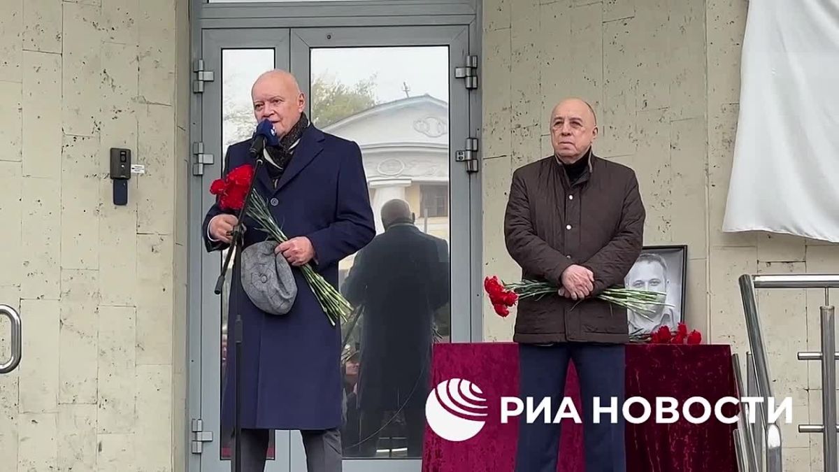 Памятную доску военному корреспонденту РИА Новости Ивану Зуеву открыли в Москве
