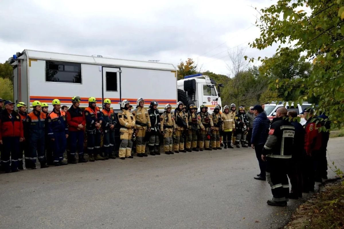 Спасали людей после "взрыва" газа – в Крыму сотрудники МЧС провели учения Спасали людей после "взрыва" газа – в Крыму сотрудники МЧС провели учения