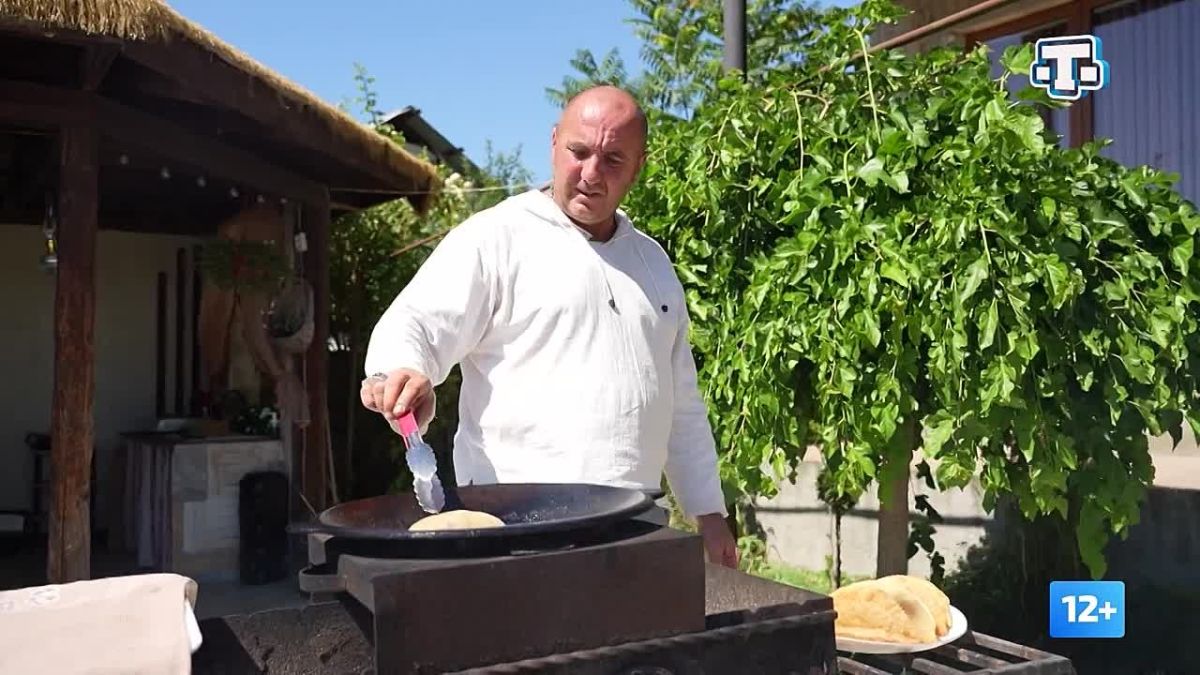 Тепло семейного очага, традиции, душевные разговоры и конечно же, секреты приготовления сочных, хрустящих чебуреков!