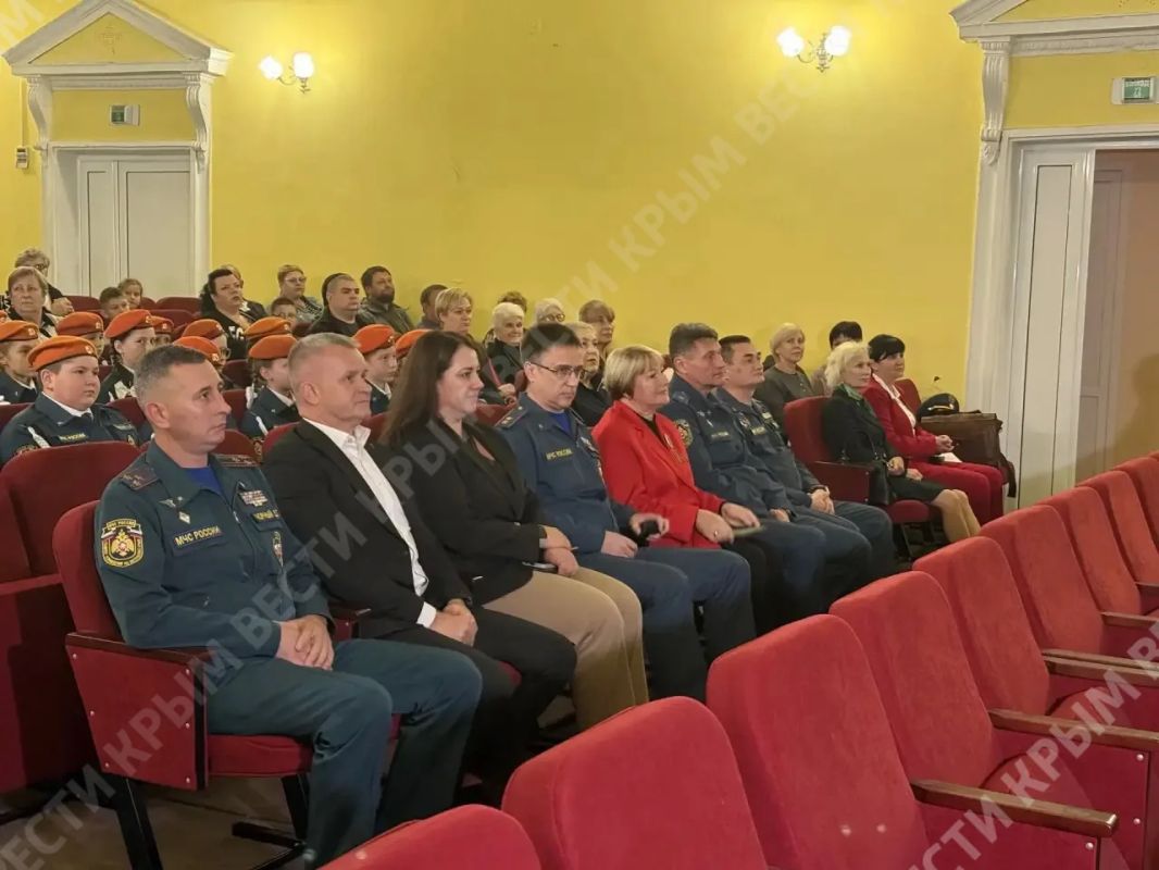 В Феодосии открыли пятый кадетский класс МЧС В Феодосии открыли пятый кадетский класс МЧС