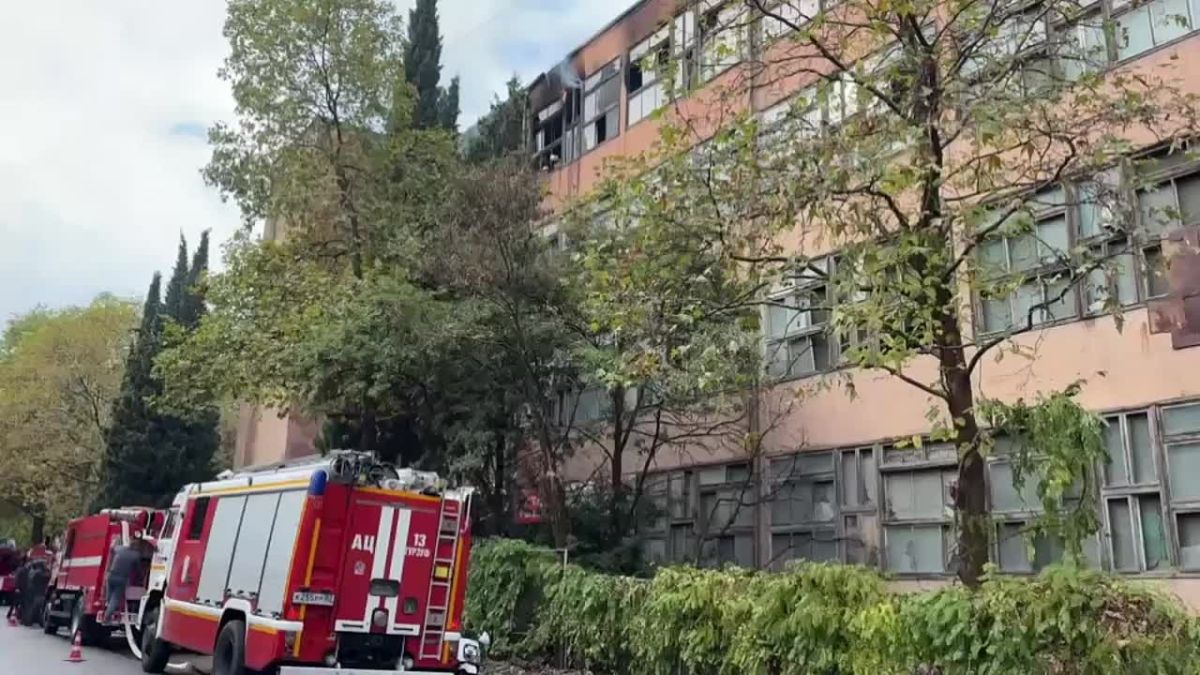 В Алуште загорелась крыша пятиэтажного здания