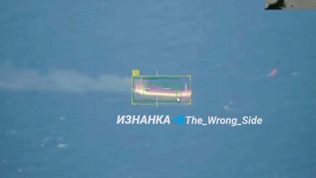 Красивые кадры объективного контроля ударов "Герань-4 сикер" по сухогрузу в Черном море и "Ланцета" по БЭК с его последующим подрывом Красивые кадры объективного контроля ударов "Герань-4 сикер" по сухогрузу в Черном море и "Ланцета" по БЭК с его последующим подрывом