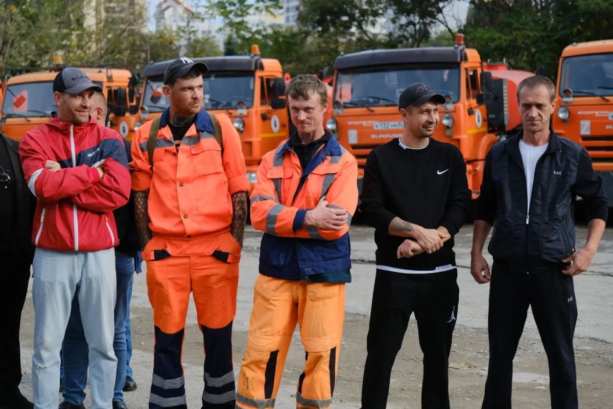 Сегодня профессиональный праздник у тех, благодаря кому город живёт в постоянном движении, – работников дорожного хозяйства Сегодня профессиональный праздник у тех, благодаря кому город живёт в постоянном движении, – работников дорожного хозяйства