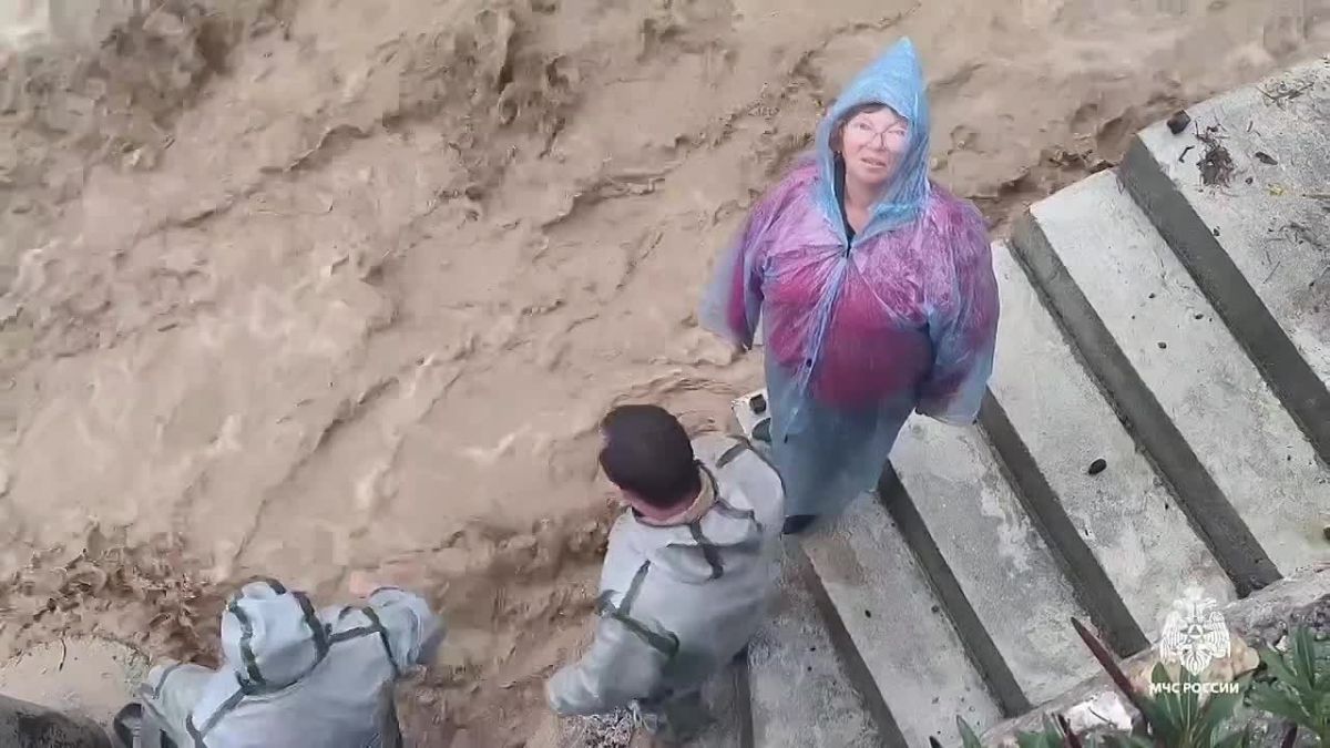 11-летнюю девочку спасли из бушующего потока воды в Крыму