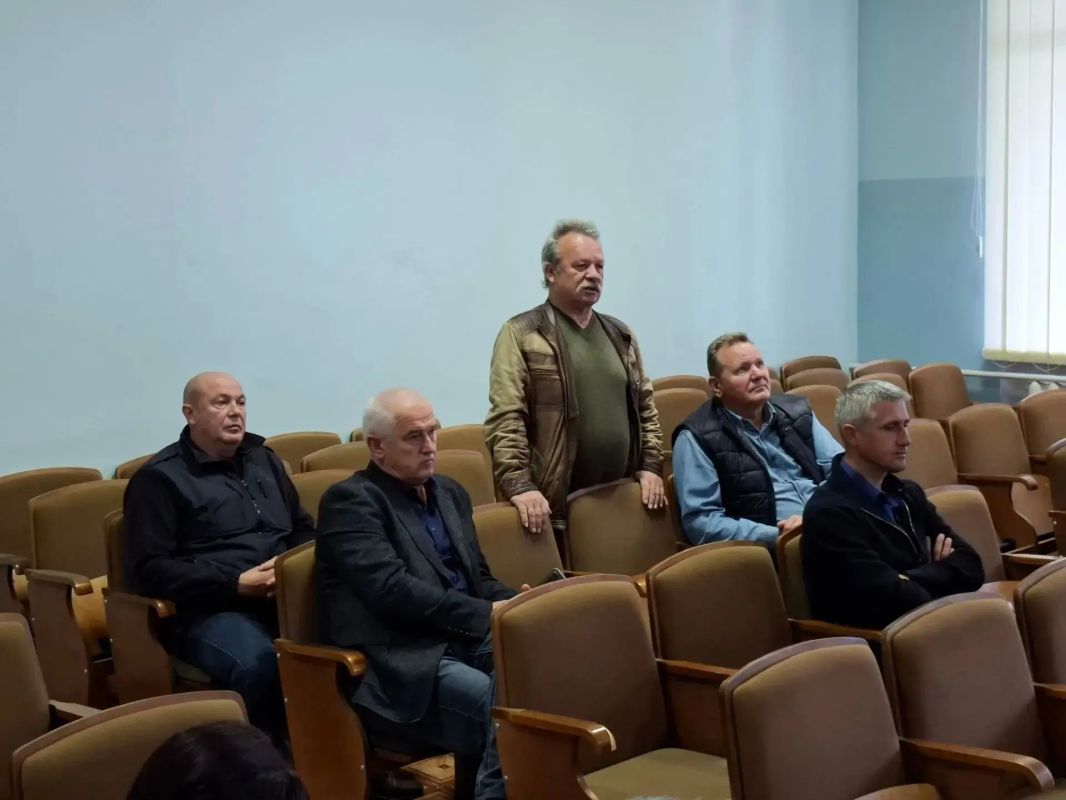 Глава администрации Советского района Александр Харламов провел аппаратное совещание по социально значимым вопросам района с участием председателя Советского районного совета Виктории Грицай, прокурора Советского района... Глава администрации Советского района Александр Харламов провел аппаратное совещание по социально значимым вопросам района с участием председателя Советского районного совета Виктории Грицай, прокурора Советского района...